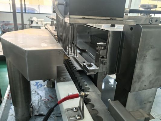 無菌バイアル充填機、自動バイアル充填機 – 全自動充填 LYGZ-6/8/10 (2000-3500 BPH) 経口液、血清、トナー用
